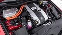 Neprůstřelný hybridní pohon. Spalovák může dojet snad jen na neřešenou netěsnost u vodní pumpy. A akumulátor na dlouhodobé stání v mrazu. Vlevo nahoře se nachází měnič napětí. Neprůstřelný hybridní pohon. Spalovák může dojet snad jen na neřešenou netěsnost u vodní pumpy. A akumulátor na dlouhodobé stání v mrazu. Vlevo nahoře se nachází měnič napětí.