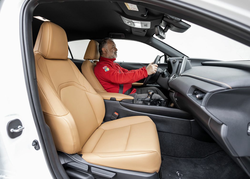 V případě kompaktního crossoveru Lexus UX si říkáme, zda náhodou nesedíme v městském hatchbacku. Kvalita interiéru, použité materiály, výborná sedadla a výbava hovoří ve prospěch lexusu. Jenže prostorově se v případě kabiny pohybuje o segment níže.