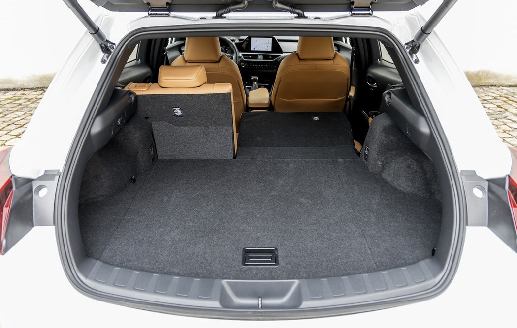 Zavazadelník Lexusu UX s kapacitou 320 litrů je na kompaktní rodinné SUV hodně skromný. Tolik totiž nabídnou i malé městské hatchbacky.
