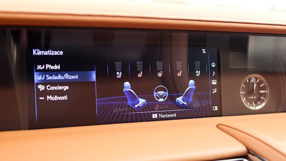 Proč má nejlepší auto roku nejdebilnější infotainment? Protože Lexus…