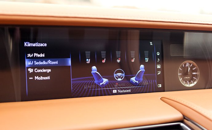 Proč má nejlepší auto roku nejdebilnější infotainment? Protože Lexus…