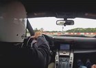 Video: Řvoucí Lexus LFA se v táhlých driftech proplétá tratí z kuželek