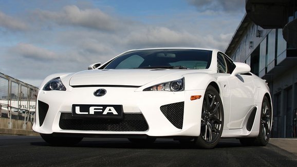 Lexus LFA se nevyrábí už sedm let, přesto se loni prodalo několik nových kusů