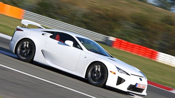 Lexus LFA: Kupte si raritní sporťák s technikou F1, jenž oslnil i skeptického Clarksona