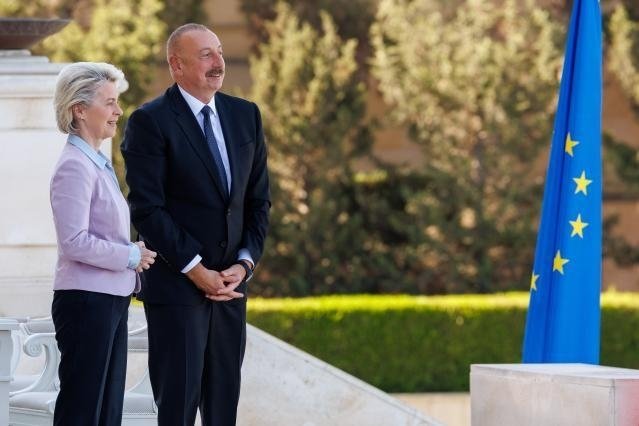 Šéfka eurokomise Ursula von der Leyenová a Ilham Alijev, prezident Ázerbájdžánu.