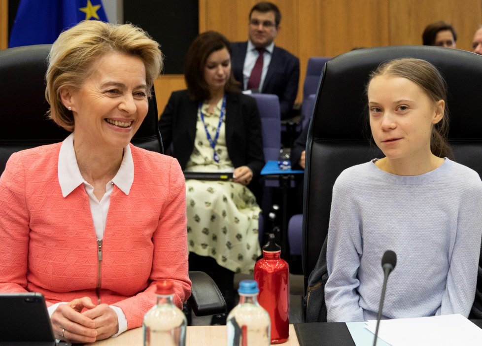 Debatám o ekologii, tak jak jsme je znali před krizí, je konec? Na snímku šéfka Evropské komise Ursula von der Leyen (vlevo) a Greta Thunbergová, symbol aktivistického boje proti změnám klimatu.