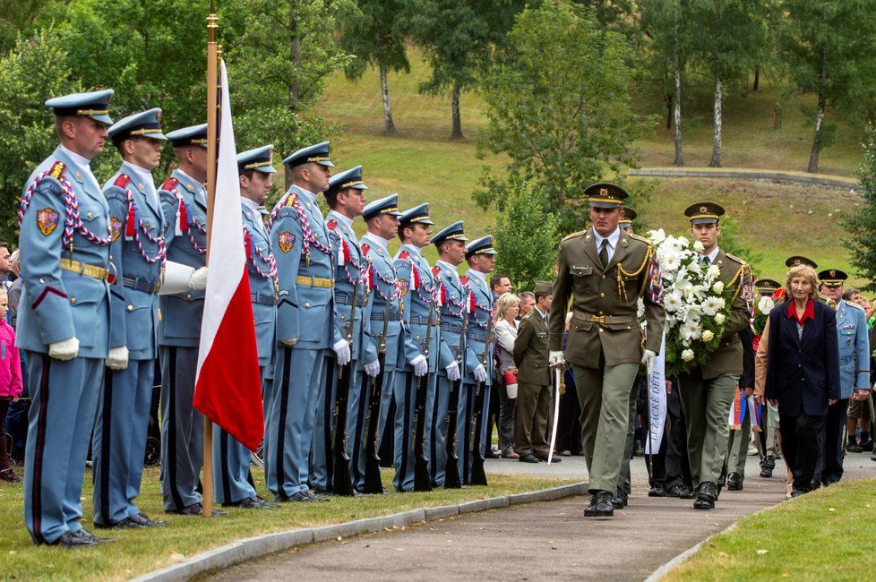 Lidé, vojsko a představitelé státu uctili 24. června 2018 památku obyvatel obce Ležáky na Chrudimsku v původním místě této osady vyhlazené nacisty v roce 1942. Na půdorysech devíti domů s žulovými náhrobky a vytesaným křížem uctili památku padesáti dvou zavražděných obyvatel. Pietního aktu se zúčastnila i Jarmila Doležalová (na snímku vpravo), která se svou mladší sestrou Marií jako jediná přežila vyvraždění Ležáků.