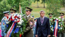 Premiér ČR Andrej Babiš (vpravo) se zúčastnil 24. června pietního aktu k uctění památky obyvatel obce Ležáky na Chrudimsku v původním místě této osady vyhlazené nacisty v roce 1942. Na půdorysech devíti domů s žulovými náhrobky a vytesaným křížem uctili památku padesáti dvou zavražděných obyvatel.