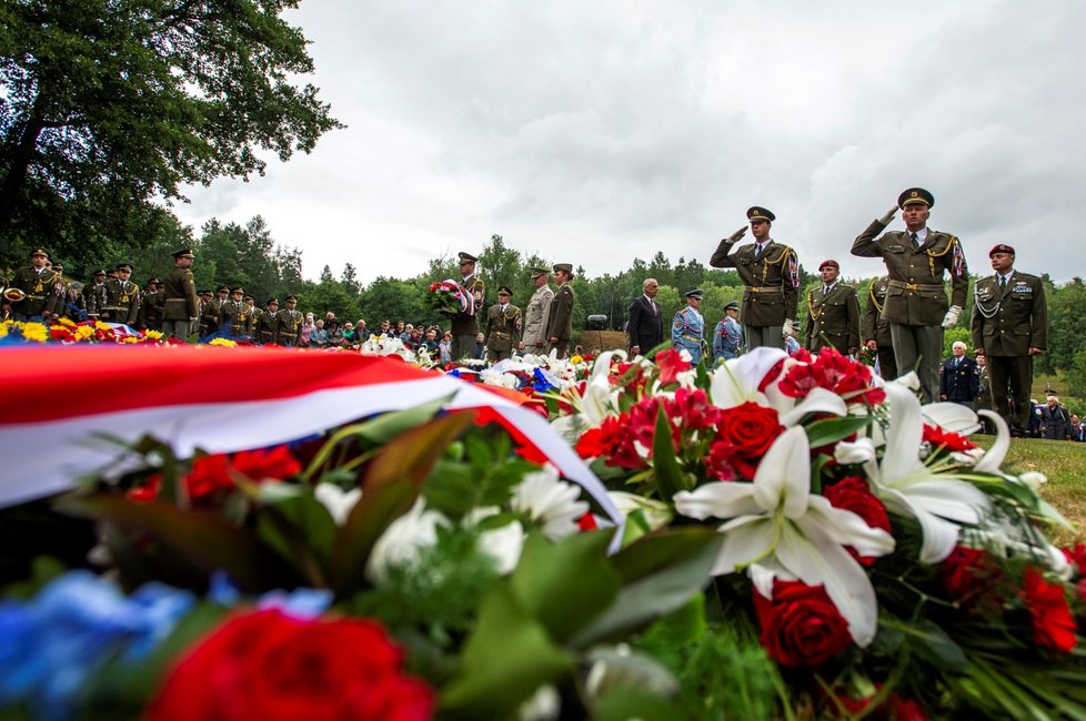 Tradiční součástí pietního aktu v údolí, kde se osada Ležáky nacházela, bylo kladení desítek věnců u pomníku nazvaného Kniha obětí.