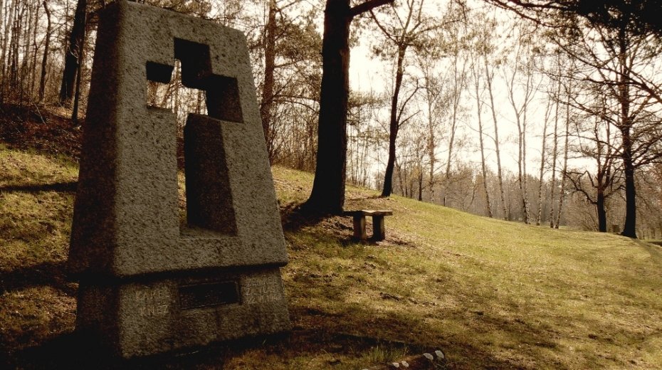 Pomník vrchního strážmistra Karla Kněze, který se zastřelil sám, rovněž jiní spolupracovníci parašutistů spáchali sebevraždu.