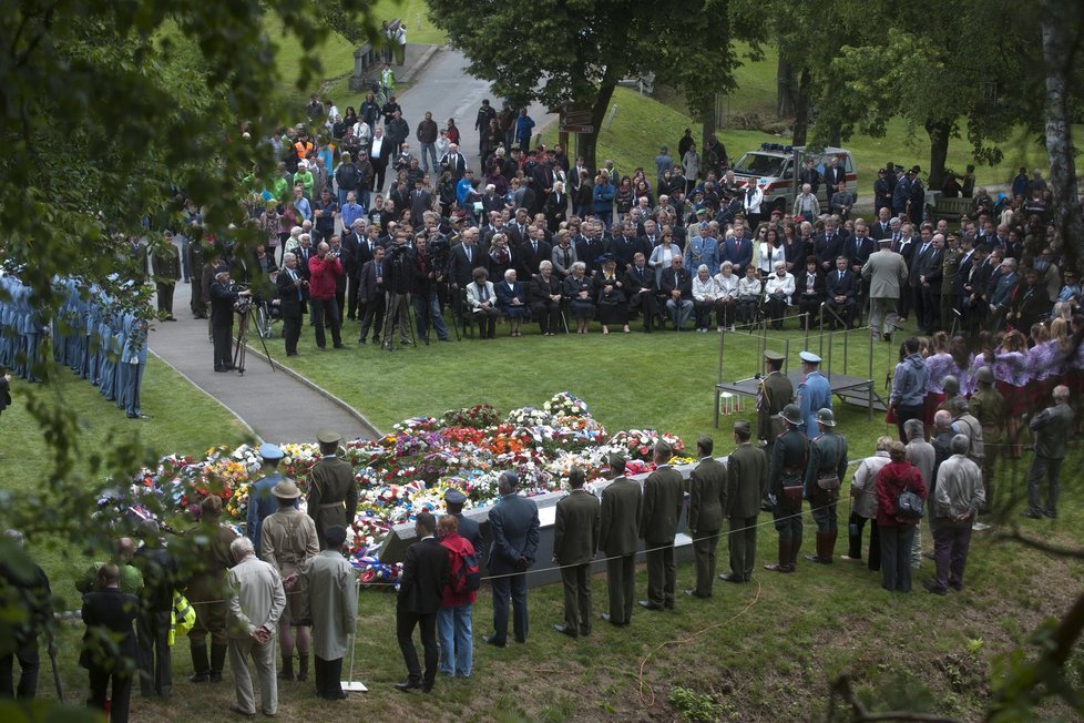 Lidé zavzpomínali na město Ležáky, které bylo před 73 lety vypáleno nacisty.