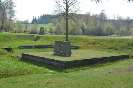V údolí, kde bývala obec, stojí nyní tzv. hrobodomy.