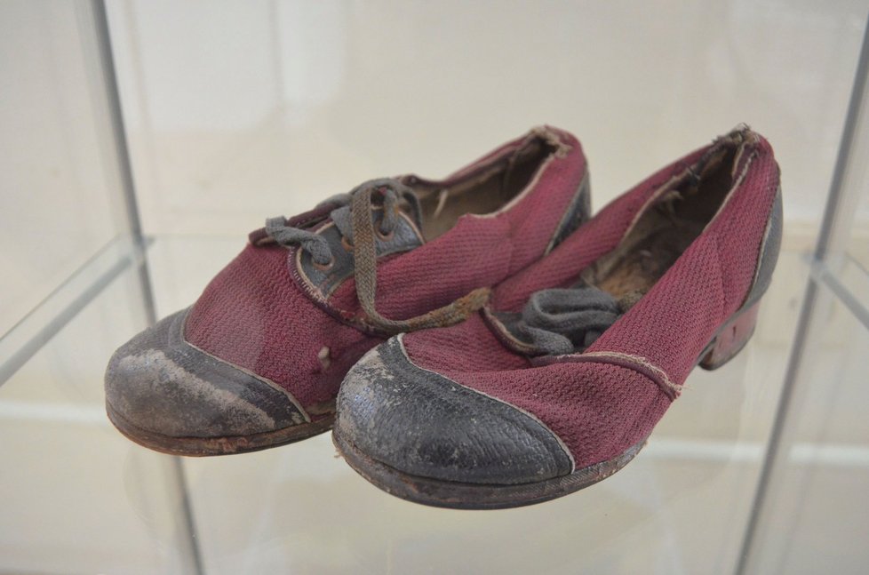V těchto botách vrátila Jarmila Šťulíková těchto se z Německa, kam byla poslána na převýchovu.