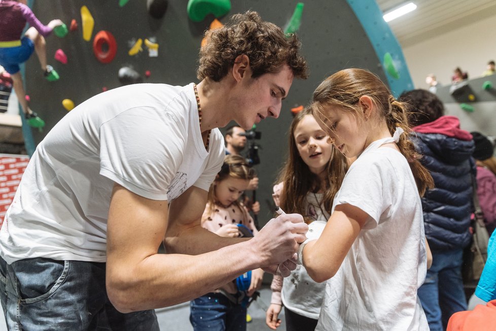 Adam Ondra s fanoušky.