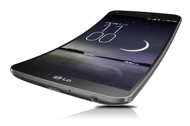 „Kdo by mohl zapomenout na směšně zahnutý LG G Flex,“ komentuje konec společnosti na mobilním trhu web Ars Technica.