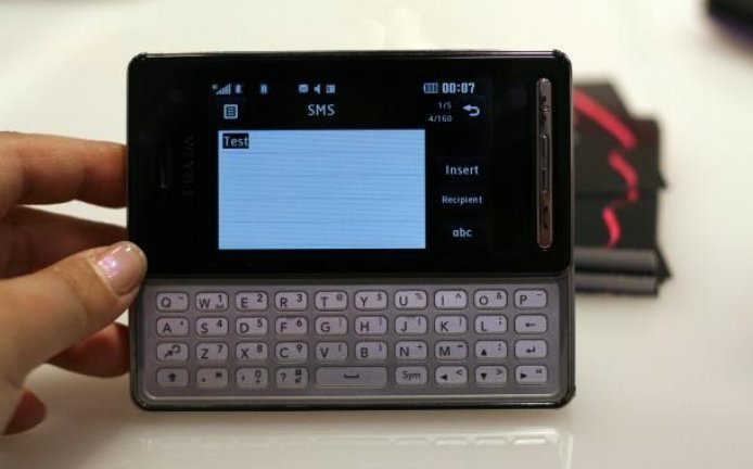 LG Prada byl vůbec prvním telefonem s celodotykovou obrazovkou. Stál 777 dolarů a prodalo se ho lehce přes milion kusů.