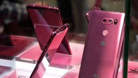  LG V30 v malinově růžové barvě bylo k vidění pouze za sklem. 