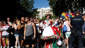 Statisíce lidí pochodují v Madridu za práva gayů.
