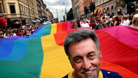 V 65 letech zemřel Gilbert Baker, autor slavné duhové vlajky hnutí LGBT.