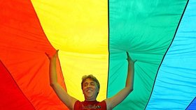 V 65 letech zemřel Gilbert Baker, autor slavné duhové vlajky hnutí LGBT.