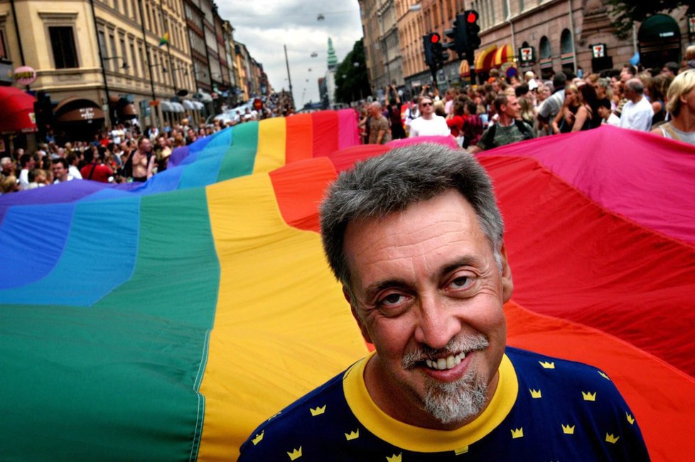 V 65 letech zemřel Gilbert Baker, autor slavné duhové vlajky hnutí LGBT (2017)