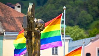 Země zákazů. Země bláznů. V USA vyřadili ze škol Bibli, trh vyřazuje LGBTQ agitku