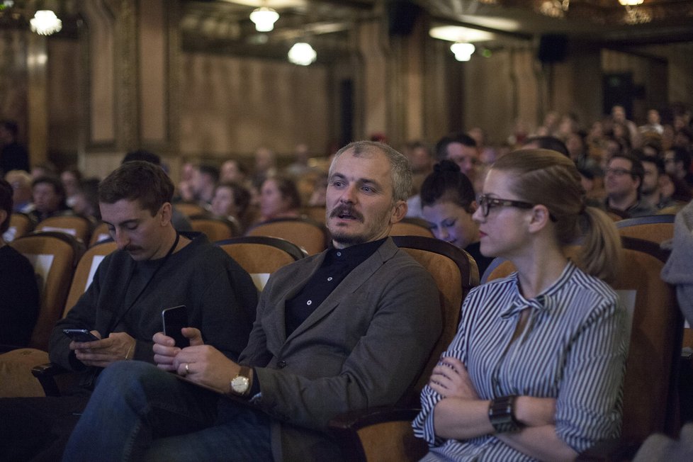 Stejně jako v Praze i v Petrohradu funguje queer filmový festival, navzdory zákonu, který zakazuje propagaci homosexuálních vztahů.