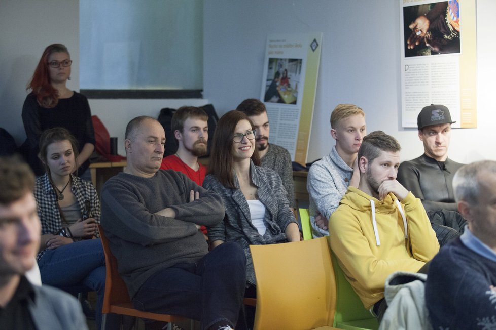 V programu festivalu nechybí ani diskuze o aktuálních problémech, loni se diskutovalo například o problému chemsexu.