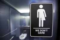 Severní Karolínu bojkotují umělci i firmy. Nutí transsexuály na „špatná“ WC