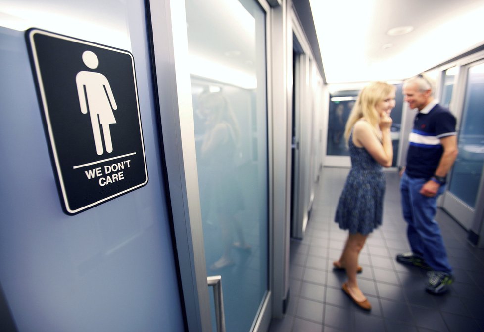 Určuje jim například to, že musí používat veřejné toalety odpovídající pohlaví, které mají uvedené v rodném listu.