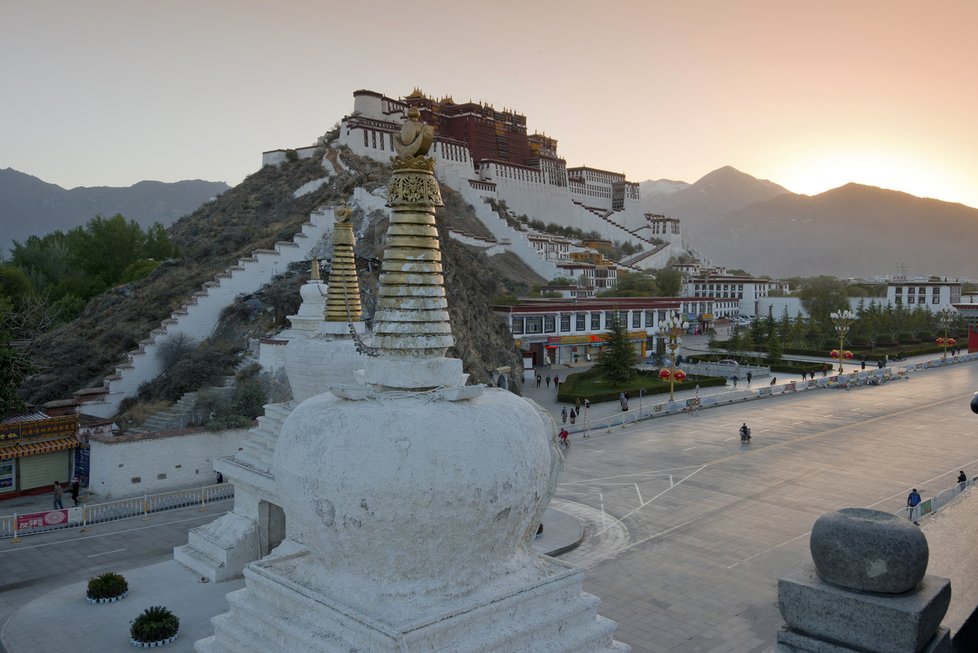 Město Lhasa v Tibetu.