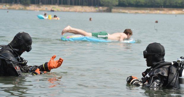 Potápěči hledají tělo muže (60) v jezeře Lhota. Lidem to při koupání nevadí