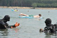 Potápěči hledají tělo muže (60) v jezeře Lhota. Lidem to při koupání nevadí