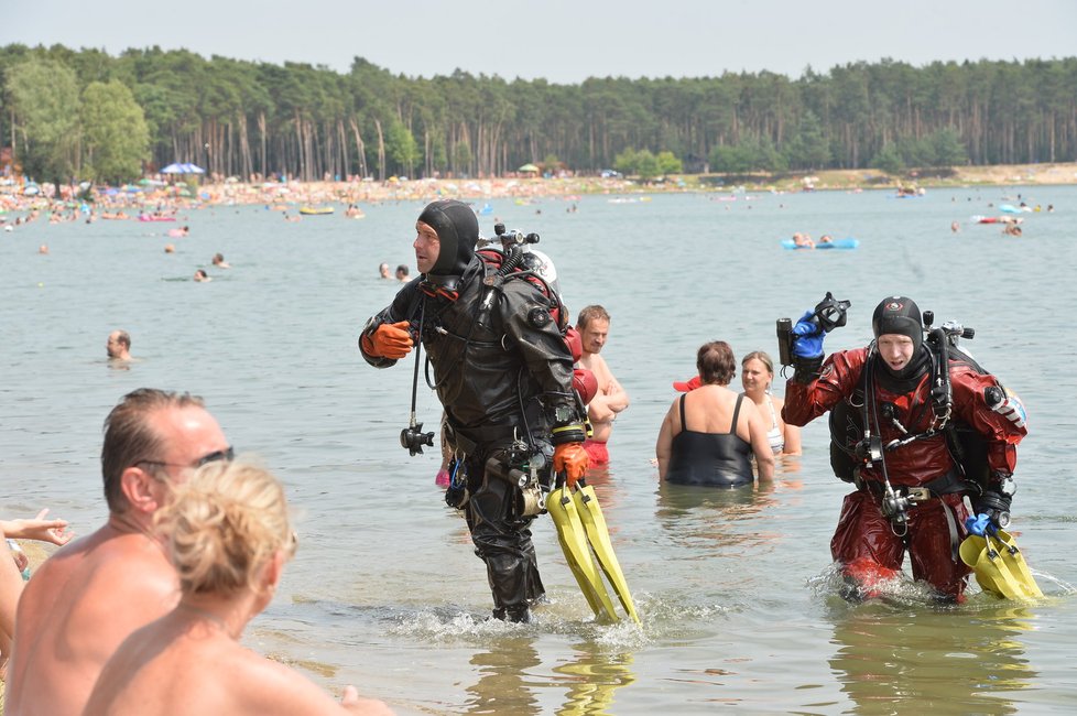 Policejní potápěči hledají pohřešovaného muže v jezeře Lhota.