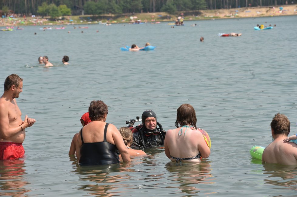 Policejní potápěči hledají pohřešovaného muže v jezeře Lhota.
