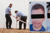 Dva chlapci (†5 a †7) utonuli v jezeře Lhota: Policie obvinila obě matky a jednoho z otců! Hrozí jim až šest let