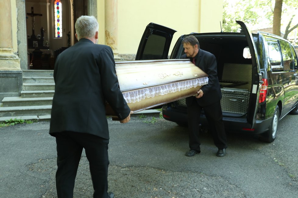 Rodinná tragédie ve Lhotě u Příbrami: Poslední rozloučení se zesnulými