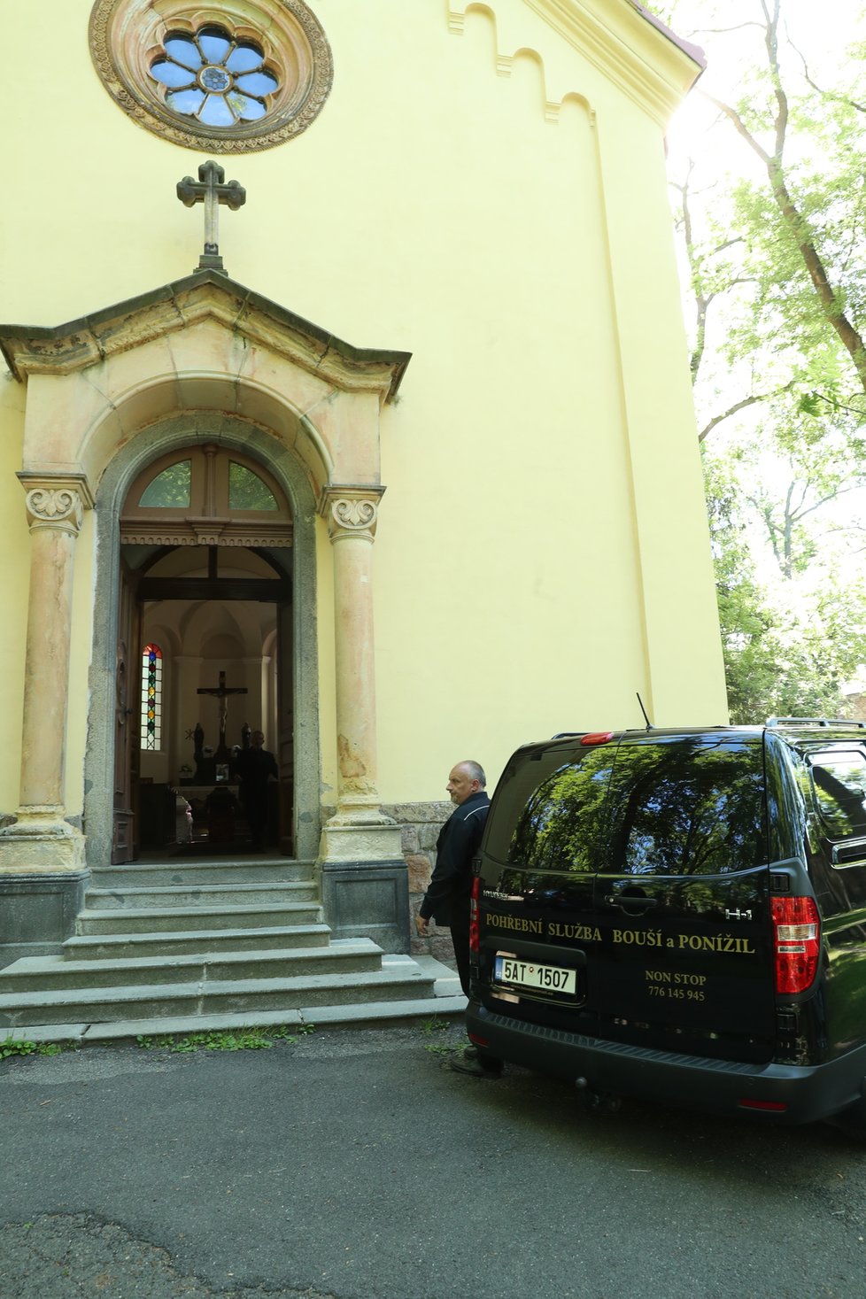 Rodinná tragédie ve Lhotě u Příbrami: Poslední rozloučení se zesnulými