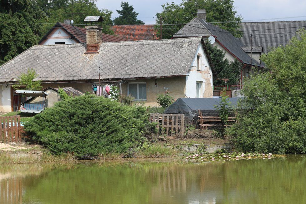 Rodinná tragédie ve Lhotě u Příbrami. Z rybníka vylovili mrtvá těla dědečka, jeho syna a vnoučka.