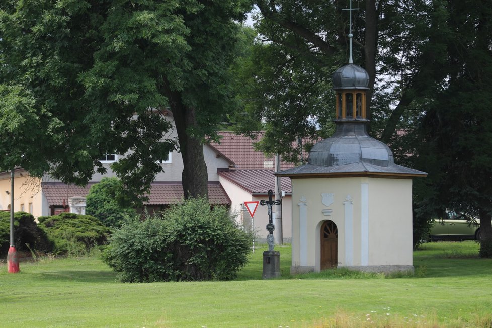 Rodinná tragédie ve Lhotě u Příbramě. Z rybníka vylovili mrtvá těla dědečka, jeho syna a vnoučka.