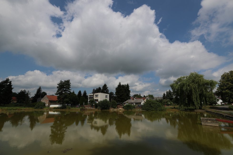 Rodinná tragédie ve Lhotě u Příbramě. Z rybníka vylovili mrtvá těla dědečka, jeho syna a vnoučka.