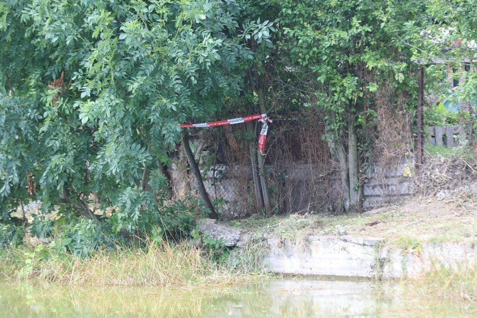 Rodinná tragédie ve Lhotě u Příbramě. Z rybníka vylovili mrtvé tělo dědečka, jeho syna a vnoučka.