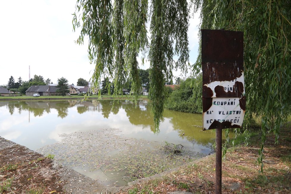 Rodinná tragédie ve Lhotě u Příbramě. Z rybníka vylovili mrtvá těla dědečka, jeho syna a vnoučka.