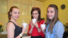 Porcelánové kvítky nadchly i studentky zleva Markétu (17), Veroniku (18) a Kateřinu (15). Přemluvily rodiče, aby jim je koupili.
