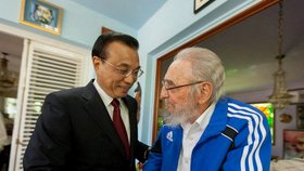 Zemřel čínský expremiér Li Kche-Čchiang: Na snímku s Fidelem Castrem.