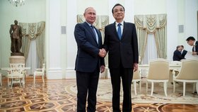 Zemřel čínský expremiér Li Kche-Čchiang: Na snímku sVladimirem Putinem.