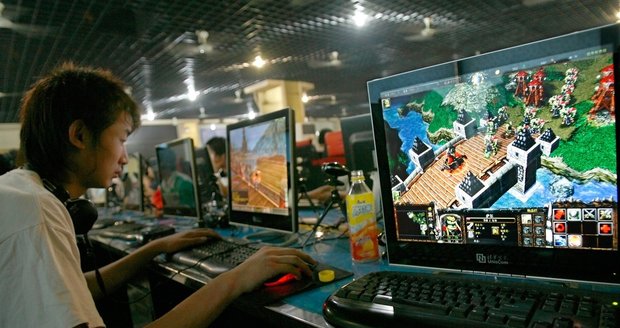 Čínský hráč žije, spí a vydělává už šest let v internetové kavárně