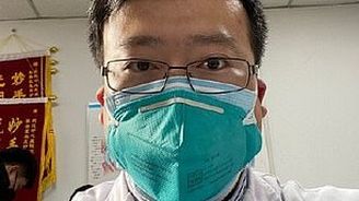 Obrovské selhání čínské vlády: Koronavir nakazil i přes 1700 lékařů a sester, někteří zemřeli