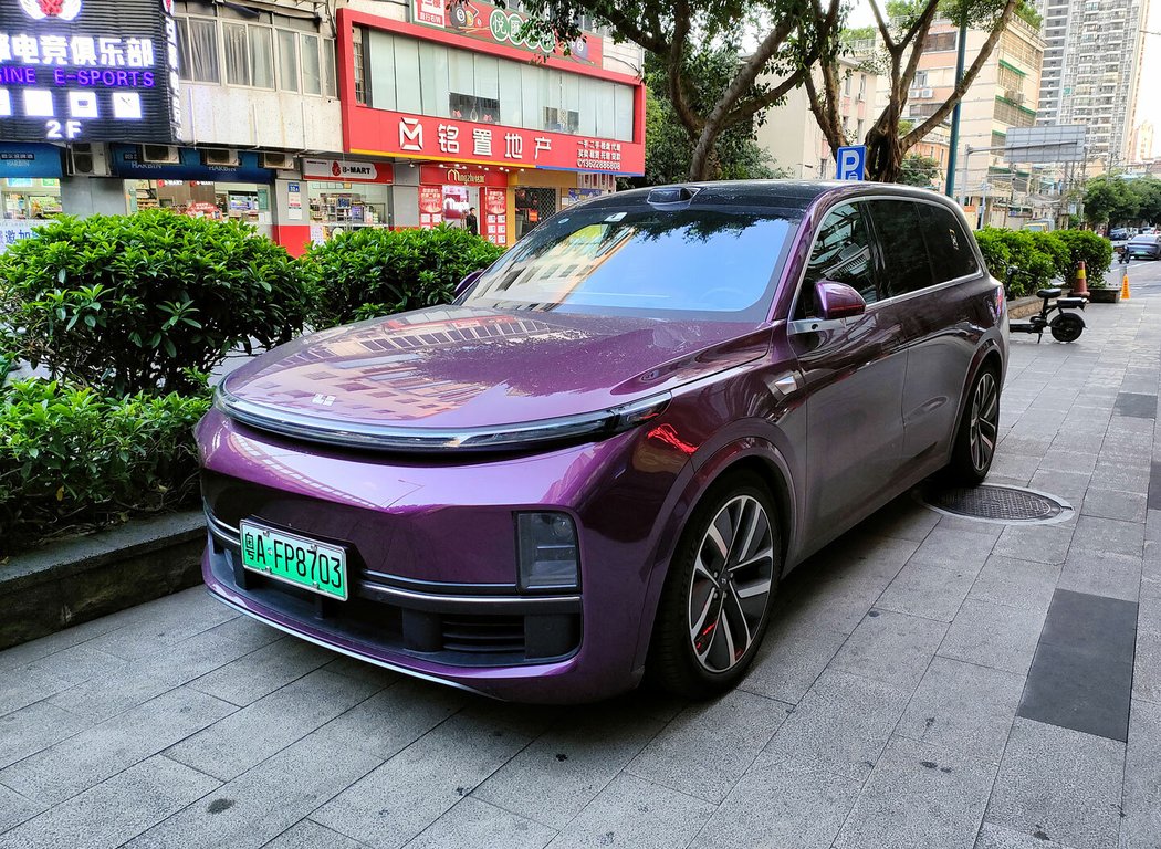 Velmi populární jsou v Číně elektromobily s prodlužovačem dojezdu. Zobrazený Li Xiang L9 má 44,5kWh baterii a pod kapotou patnáctistovku, která slouží jen ke generování energie.