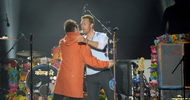 Liam Gallagher objímá Chrise Martina z Coldplay.